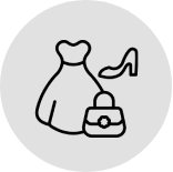 photo d'une femme tenant des sacs en papier blanc et noir