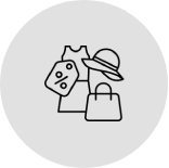 photo d'une femme tenant des sacs en papier blanc et noir
